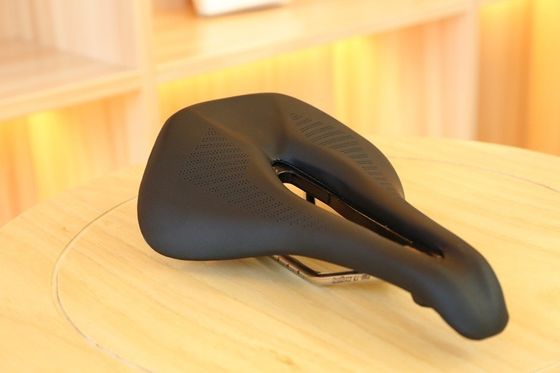 دراجات مضنية خفيفة الوزن / دراجات الطرق السرج لجميع الفصول المقعد الأمامي المهبل الأسود