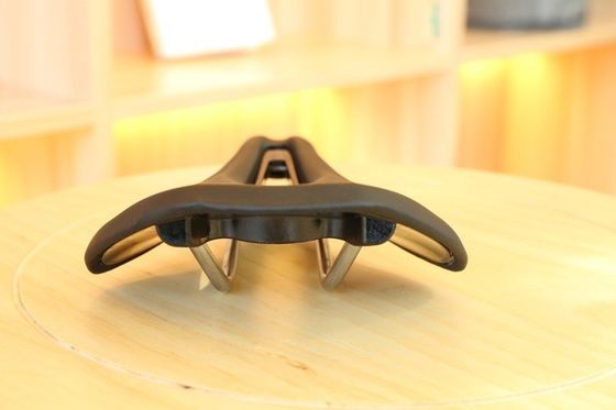 دراجات مضنية خفيفة الوزن / دراجات الطرق السرج لجميع الفصول المقعد الأمامي المهبل الأسود