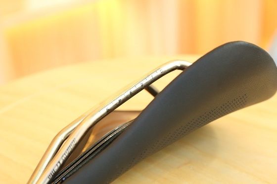 دراجات مضنية خفيفة الوزن / دراجات الطرق السرج لجميع الفصول المقعد الأمامي المهبل الأسود